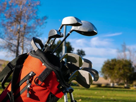 What Are the Basic Golf Clubs Needed for a Beginner?